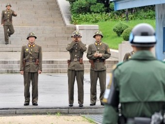 Lính Triều Tiên tại biên giới trên đất liền với Hàn Quốc